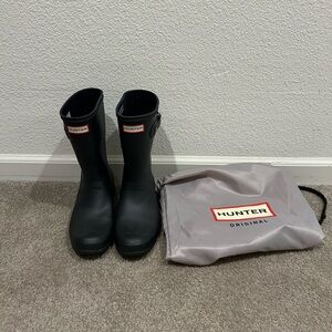 Hunter short matte black rain boot